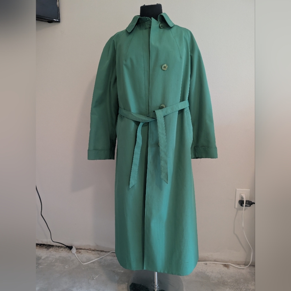 Classic Green Trench Coat with Tailored Silhouette